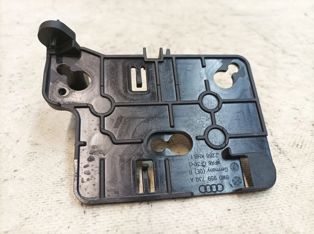Кронштейн блока управления занятости сиденья правый Audi Q7 8W0959730A