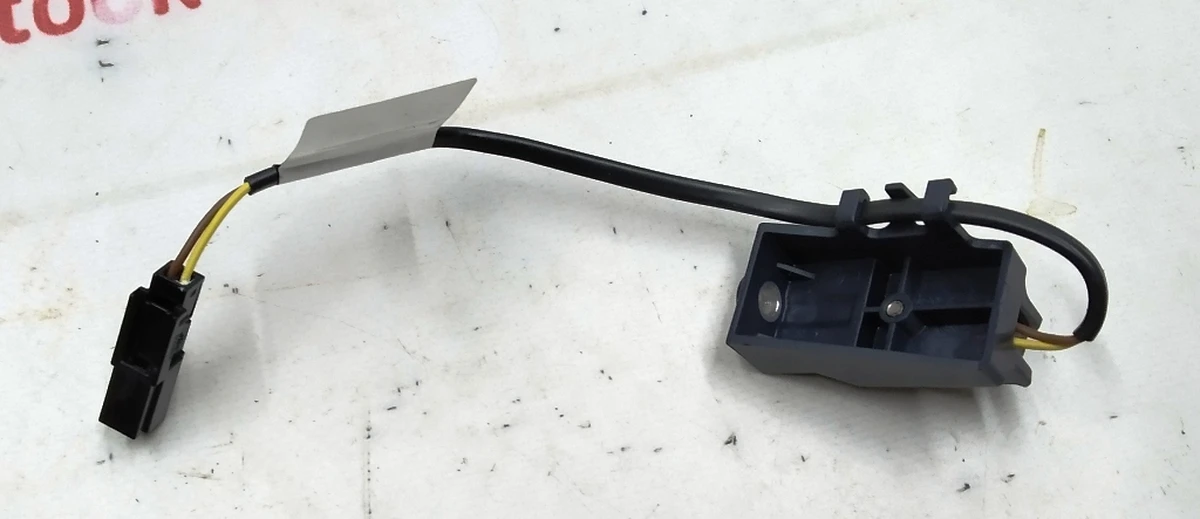 4 Датчик (магнітного типу) кута нахилу сидіння 2-го ряду лівого/правого Tesla model X 1075036-00-E