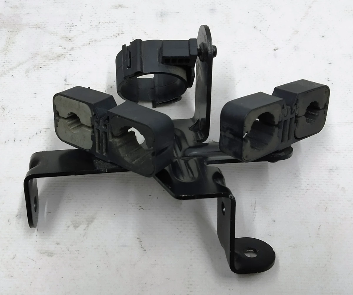 Кронштейн кріплення трубопроводу кондиціонера комбінований в зборі з зажимами BMW i3 64219291287