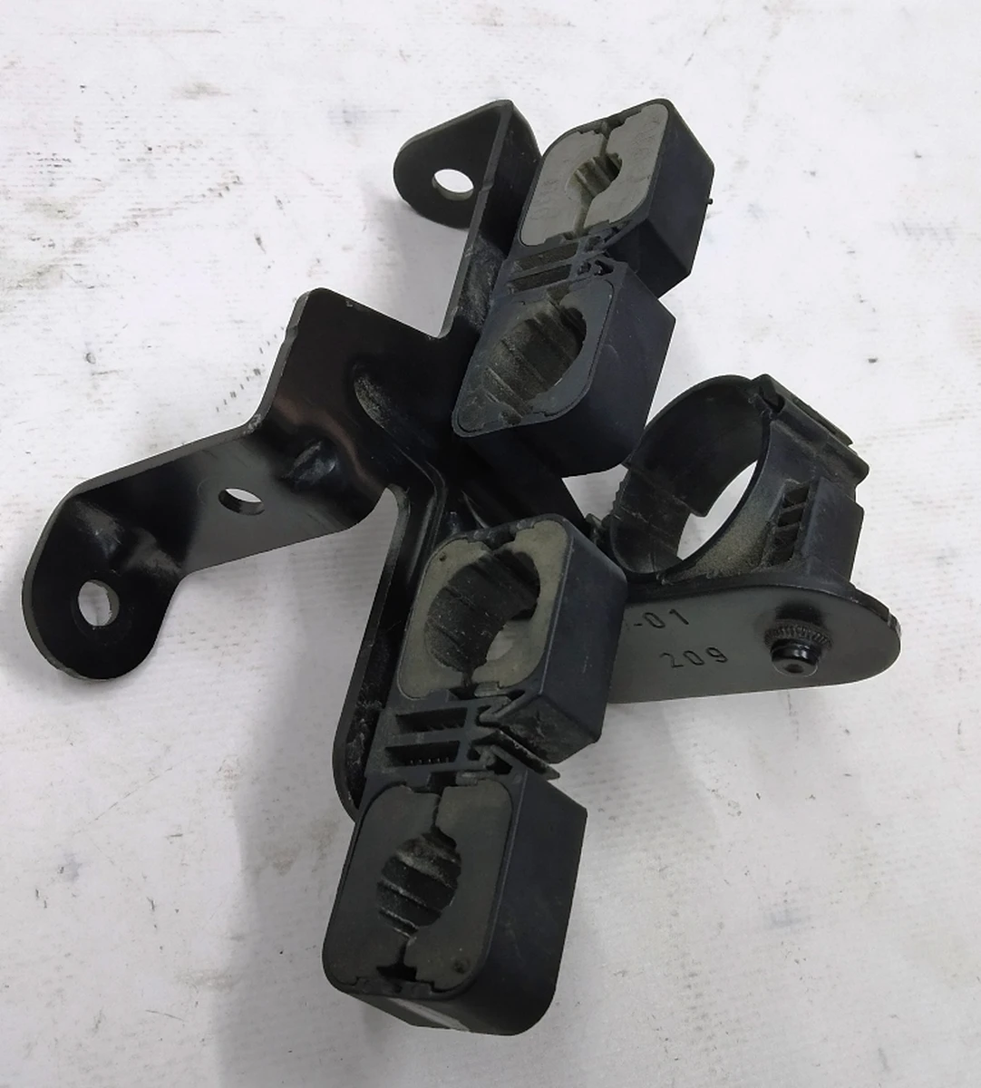 Кронштейн кріплення трубопроводу кондиціонера комбінований в зборі з зажимами BMW i3 64219291287