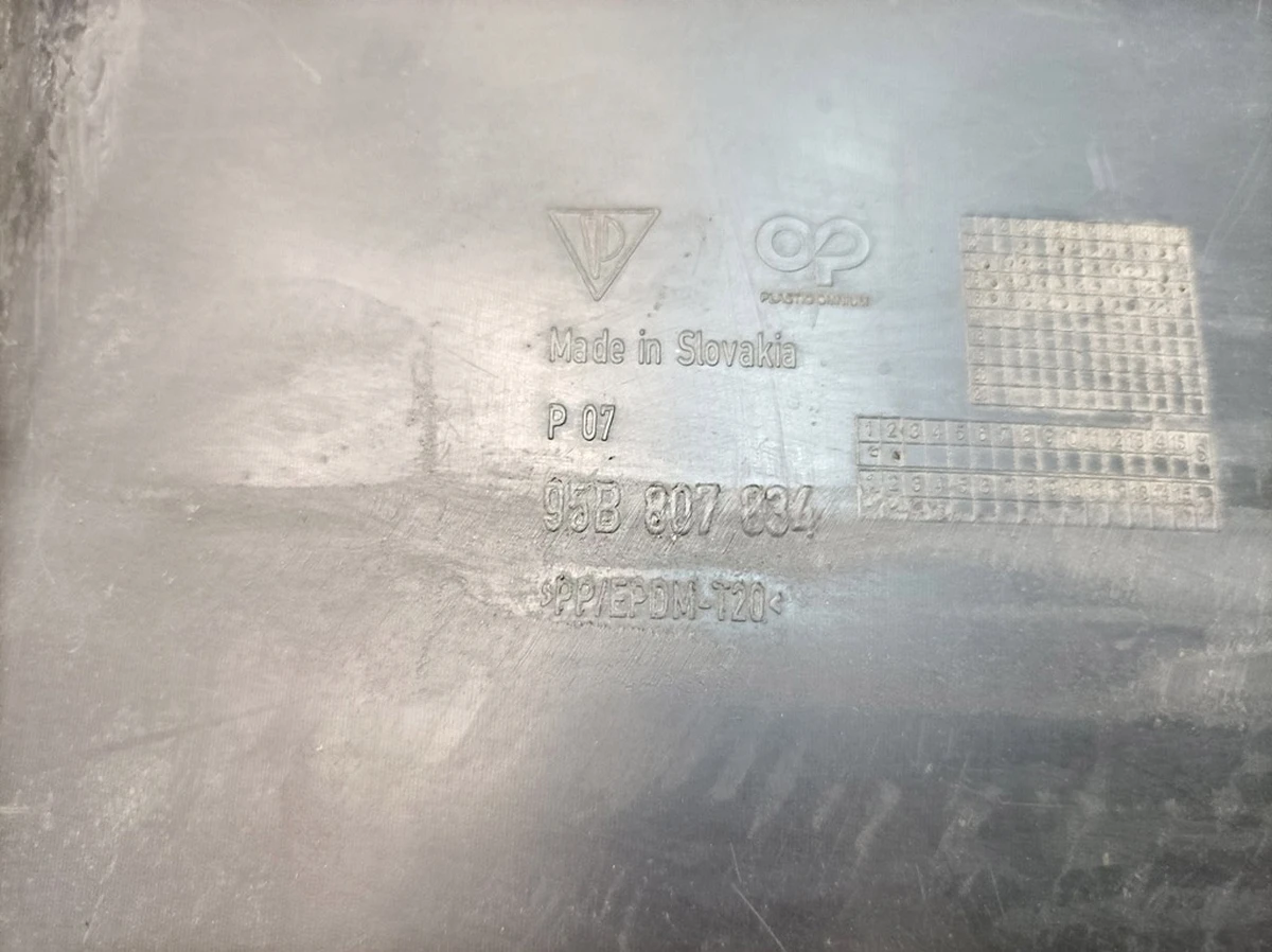 Накладка нижня бампера заднього із пошкодженням Porsche Macan 95B807834