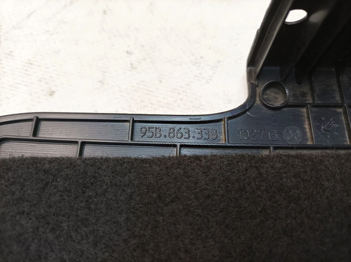 Накладка вентиляционного канала правая с повреждением 1E0 Porsche Macan 95B863338