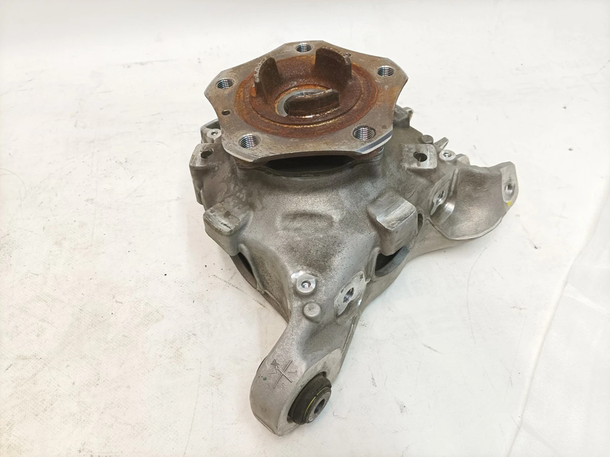 Кулак поворотный задний левый со ступицей в сборе Porsche Taycan 971505435J