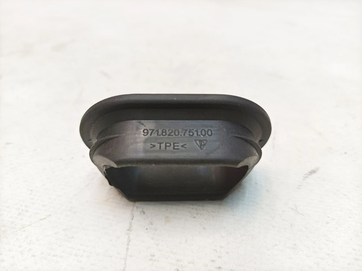 Втулка кліматичної установки Porsche Taycan 97182075100