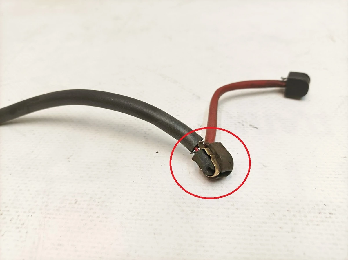 Провід датчика-сигналізатора зносу гальмівних колодок з пошкодженням Porsche Taycan 971907637