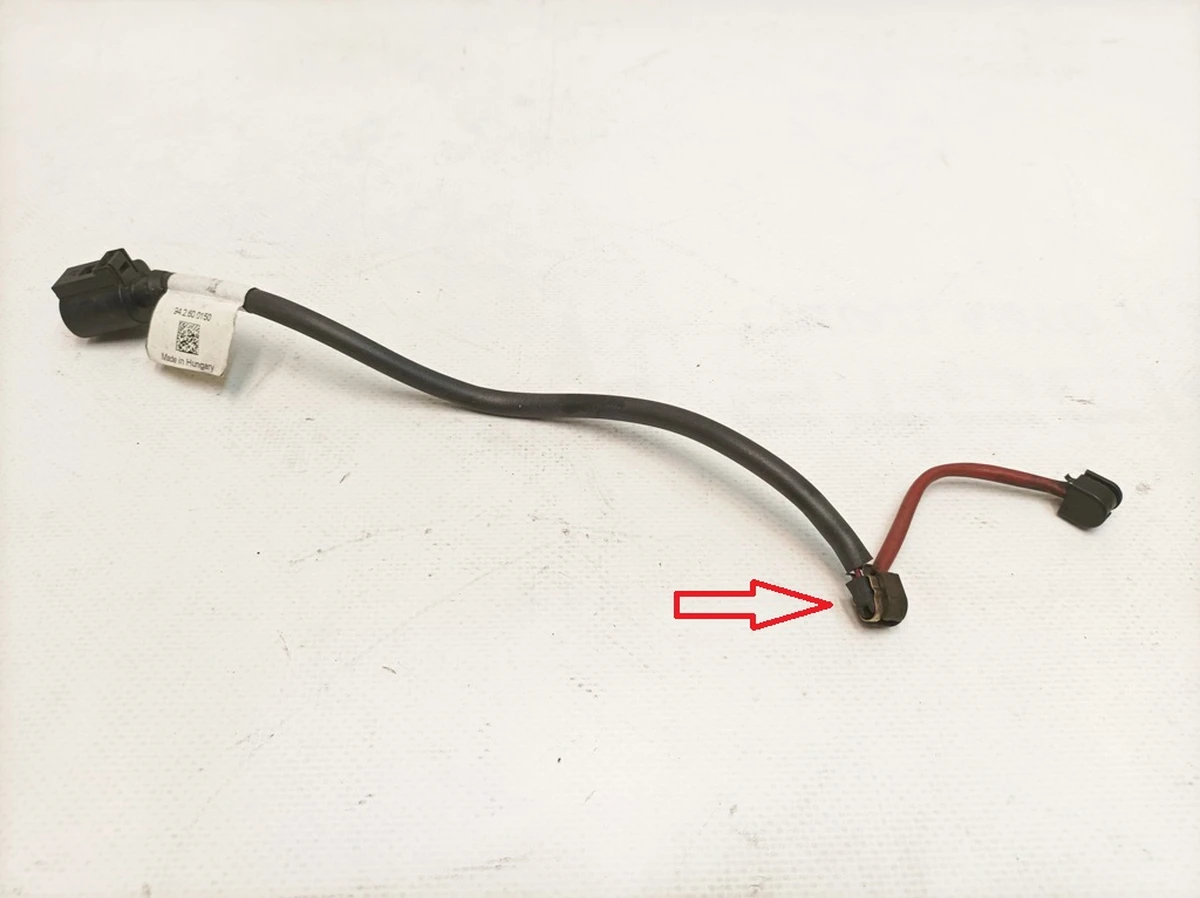 Провід датчика-сигналізатора зносу гальмівних колодок з пошкодженням Porsche Taycan 971907637