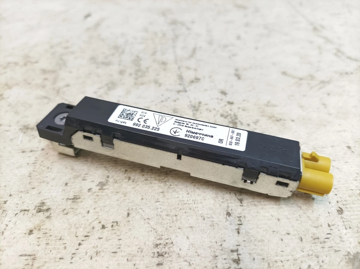 Антенний підсилювач кришка багажного відсіку правий верхній Porsche Taycan 992035225