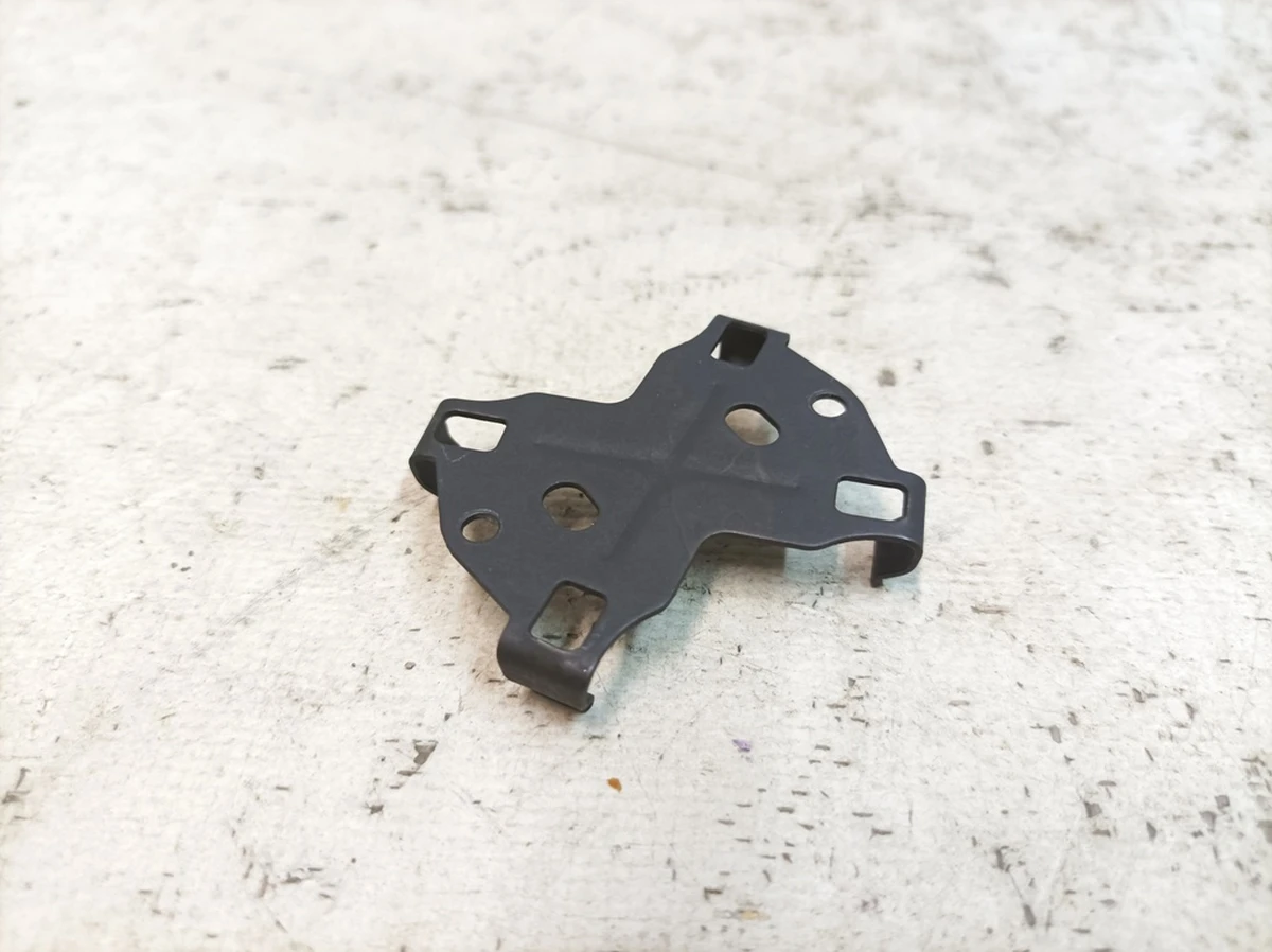 Скоба пружинная крепление зеркала внуреннего Porsche Taycan 9A785794500