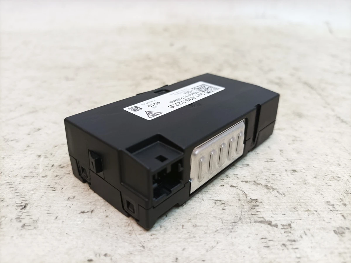 Зарядное гнездо 2 х USB Type-C центральная консоль задняя Porsche Taycan 9J1035722B