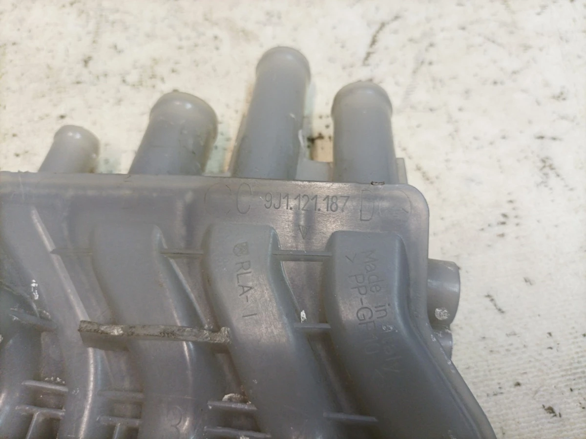 Магістраль рідини, що охолоджує, з пошкодженням Porsche Taycan 9J1121187