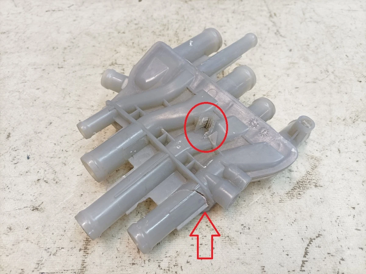 Магістраль рідини, що охолоджує, з пошкодженням Porsche Taycan 9J1121187