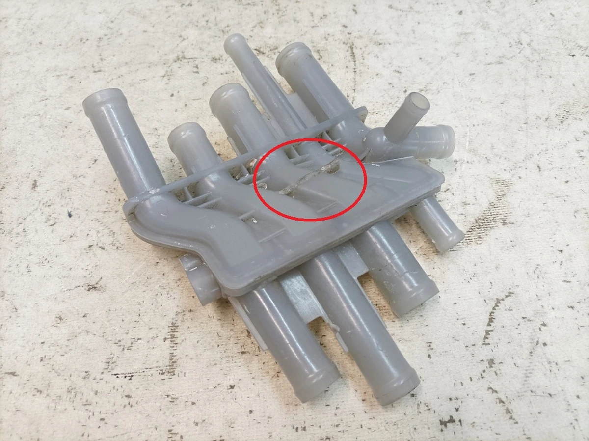 Магістраль рідини, що охолоджує, з пошкодженням Porsche Taycan 9J1121187