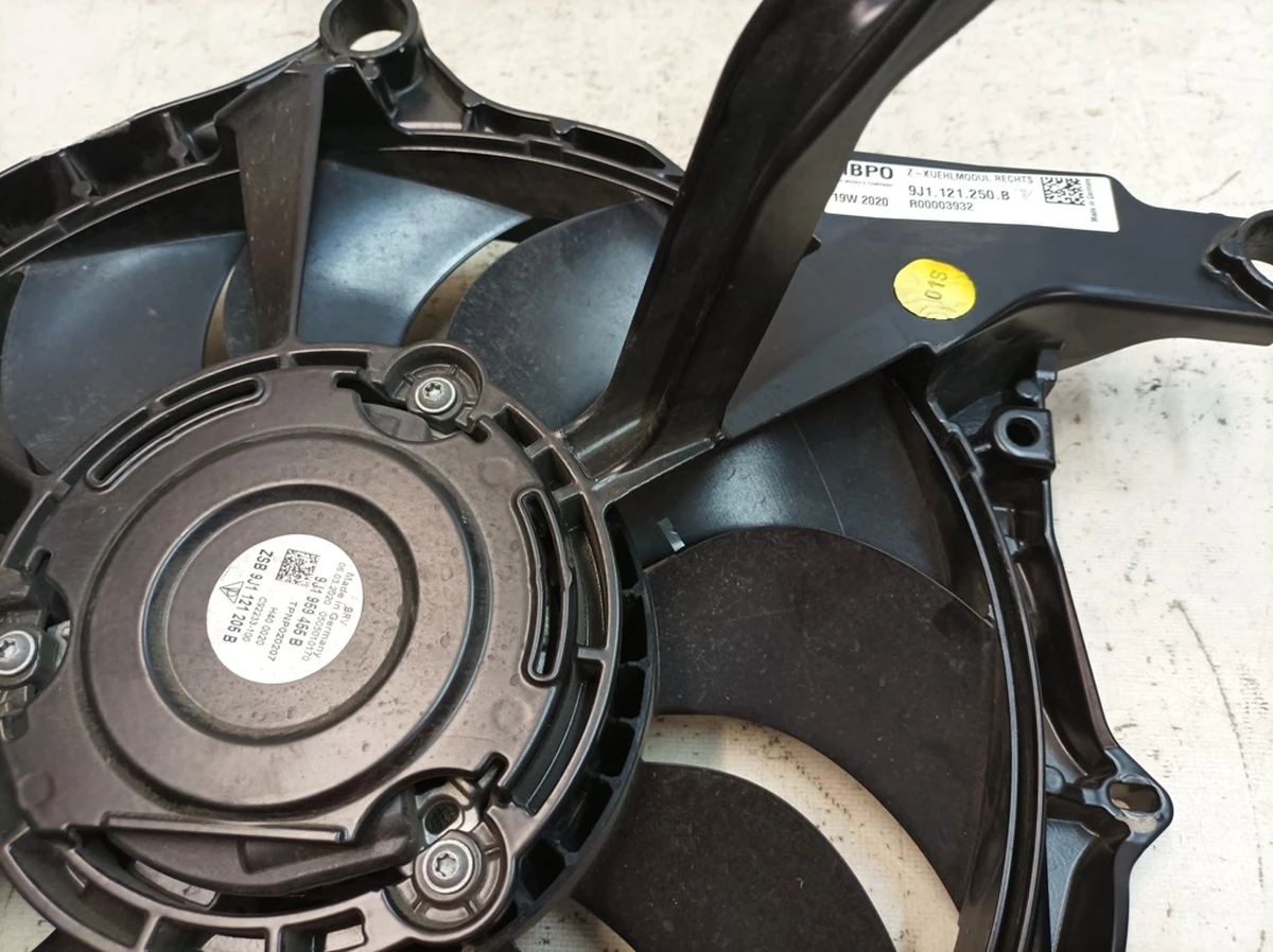 Radiator fan right with housing assembly with damaged Porsche Taycan 9J1121250B