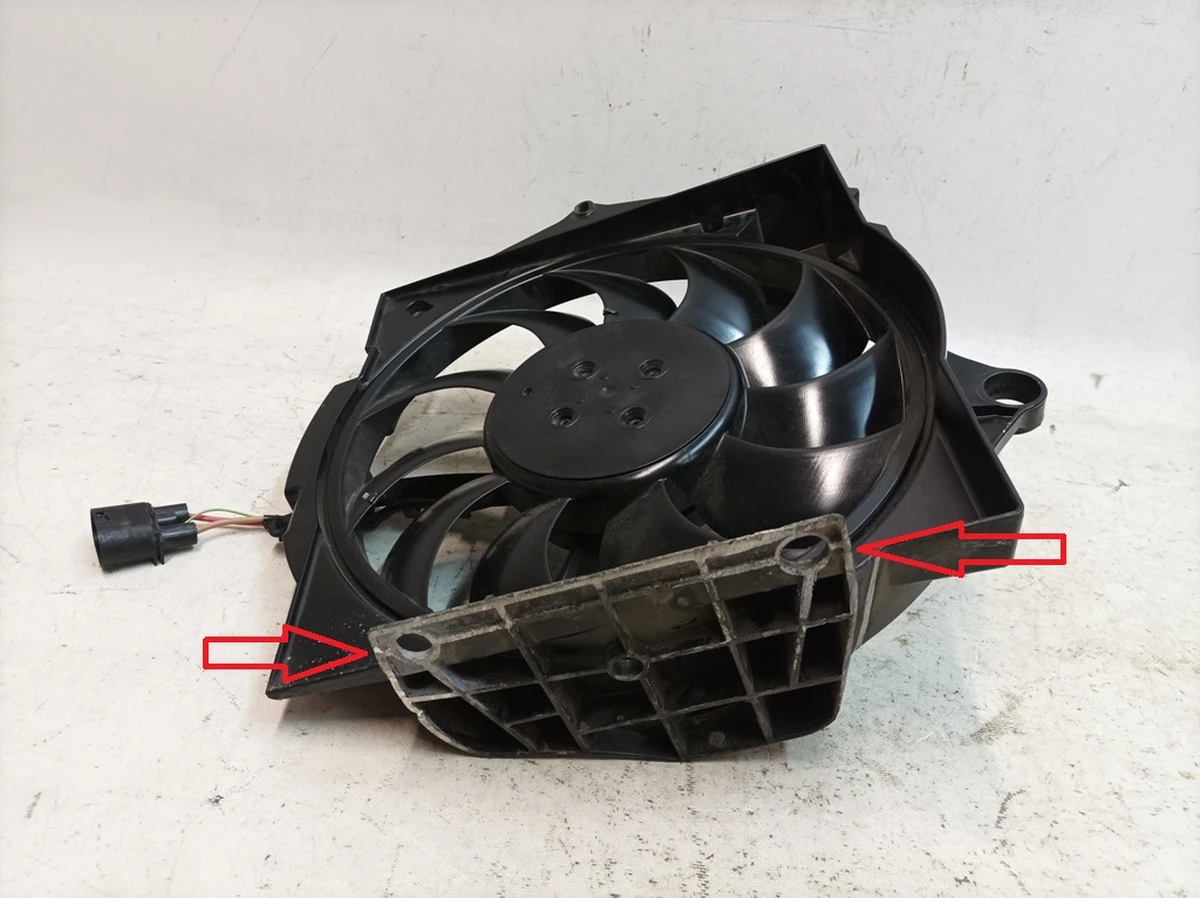 Radiator fan right with housing assembly with damaged Porsche Taycan 9J1121250B