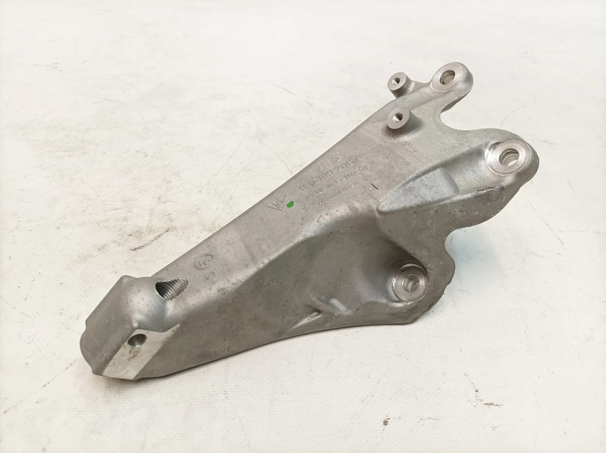 Кронштейн опори двигуна задній Porsche Taycan 9J1199208C