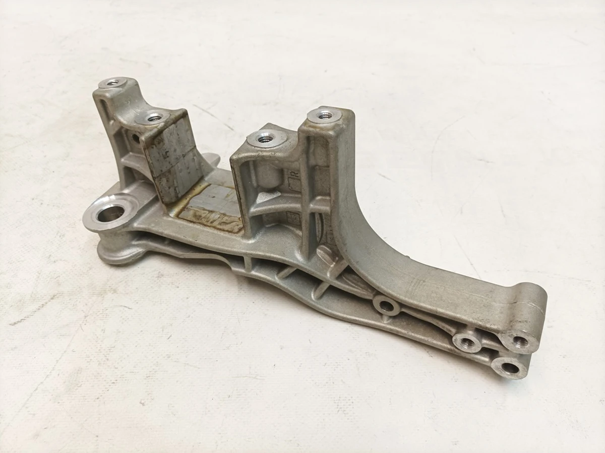 Опора стабілізатора ліва (порушена геометрія) Porsche Taycan 9J1413357A