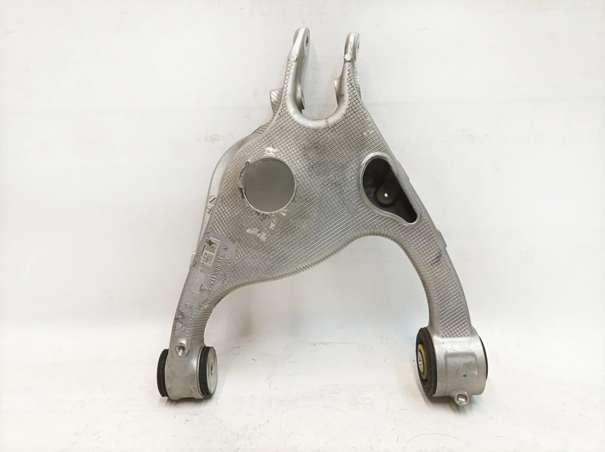 Рычаг поперечный правый в сборе с сайлентблоками Porsche Taycan 9J1505312A