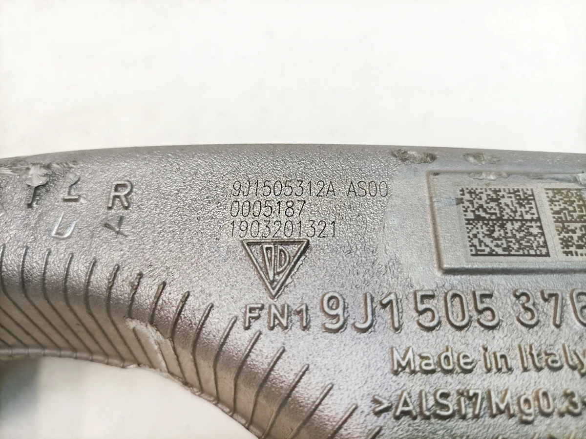 Рычаг поперечный правый в сборе с сайлентблоками Porsche Taycan 9J1505312A