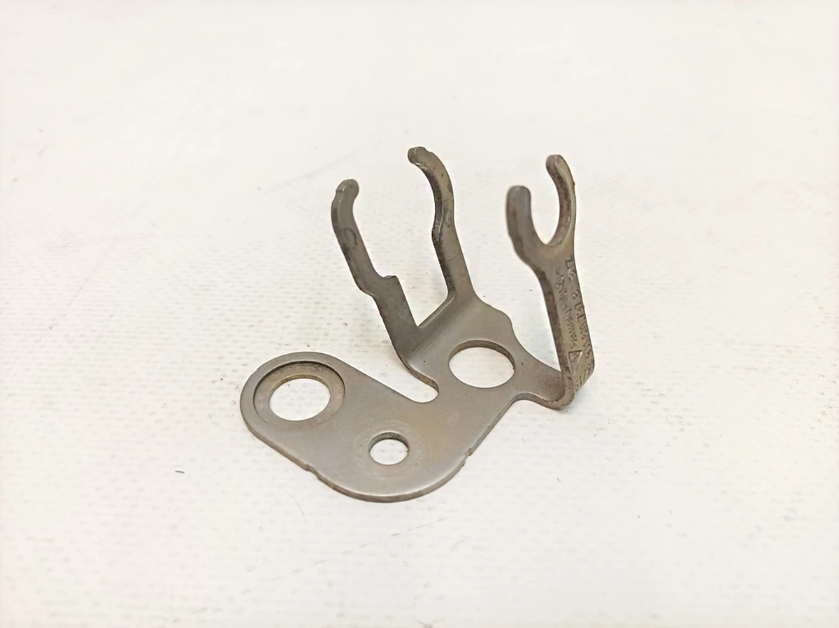 Кронштейн гальмівного шланга задній лівий Porsche Taycan 9J1611797B