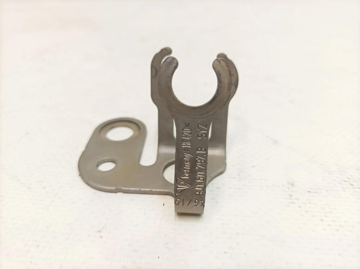 Кронштейн гальмівного шланга задній лівий Porsche Taycan 9J1611797B