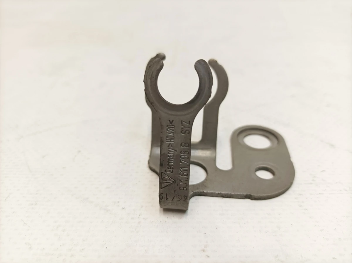 Кронштейн гальмівного шланга задній правий Porsche Taycan 9J1611798B