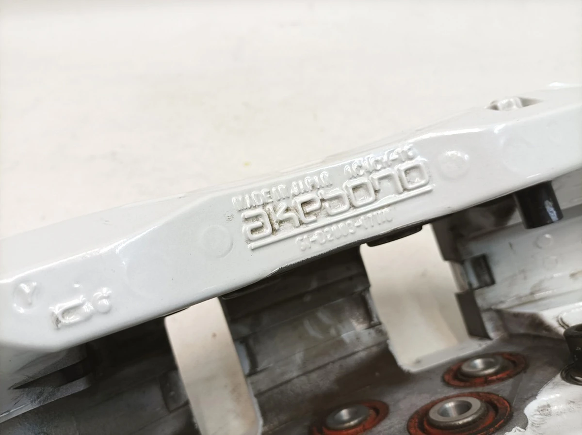 Суппорт неподвижный передний левый без тормозных колодок AKEBONO (Белый 19) Porsche Taycan 9J1615105P