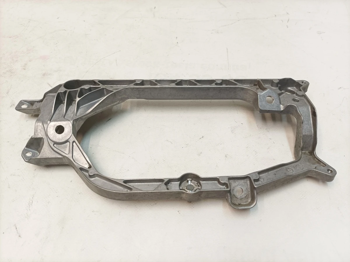 Кронштейн компресора нижня частина Porsche Taycan 9J1616199