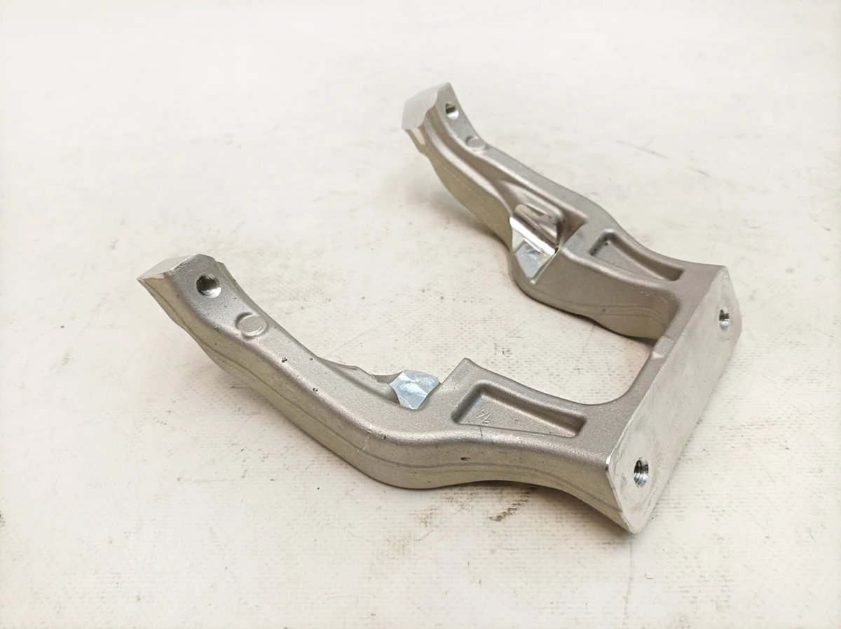 Кронштейн поперечки Porsche Taycan 9J1804495