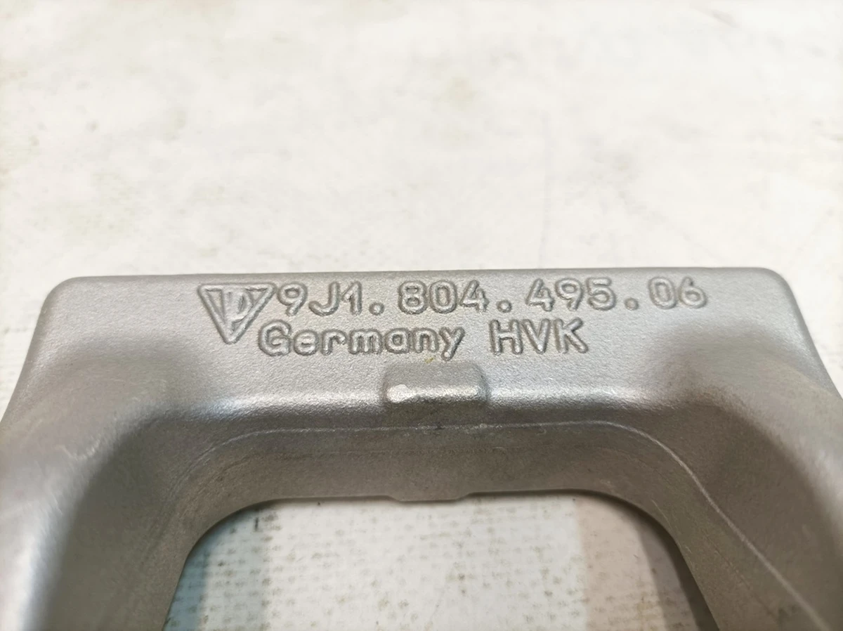 Кронштейн поперечки Porsche Taycan 9J1804495