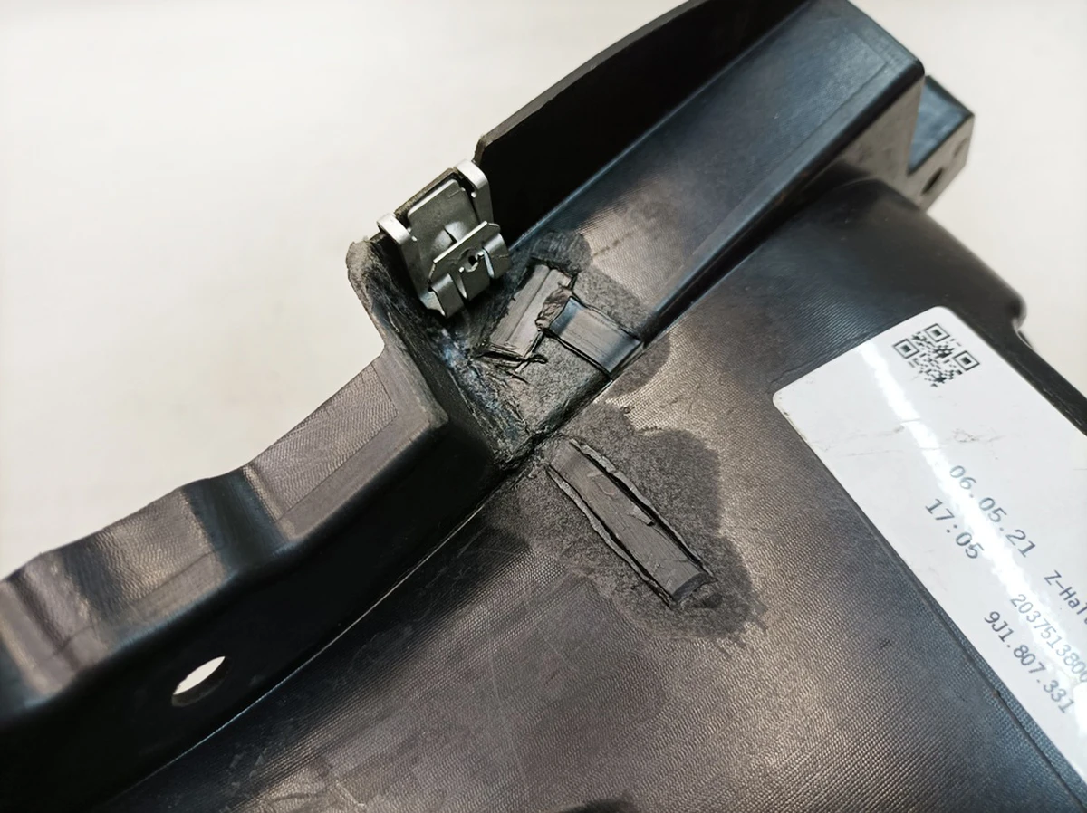 Кронштейн заднього бампера лівий (відновлений) Porsche Taycan 9J1807331