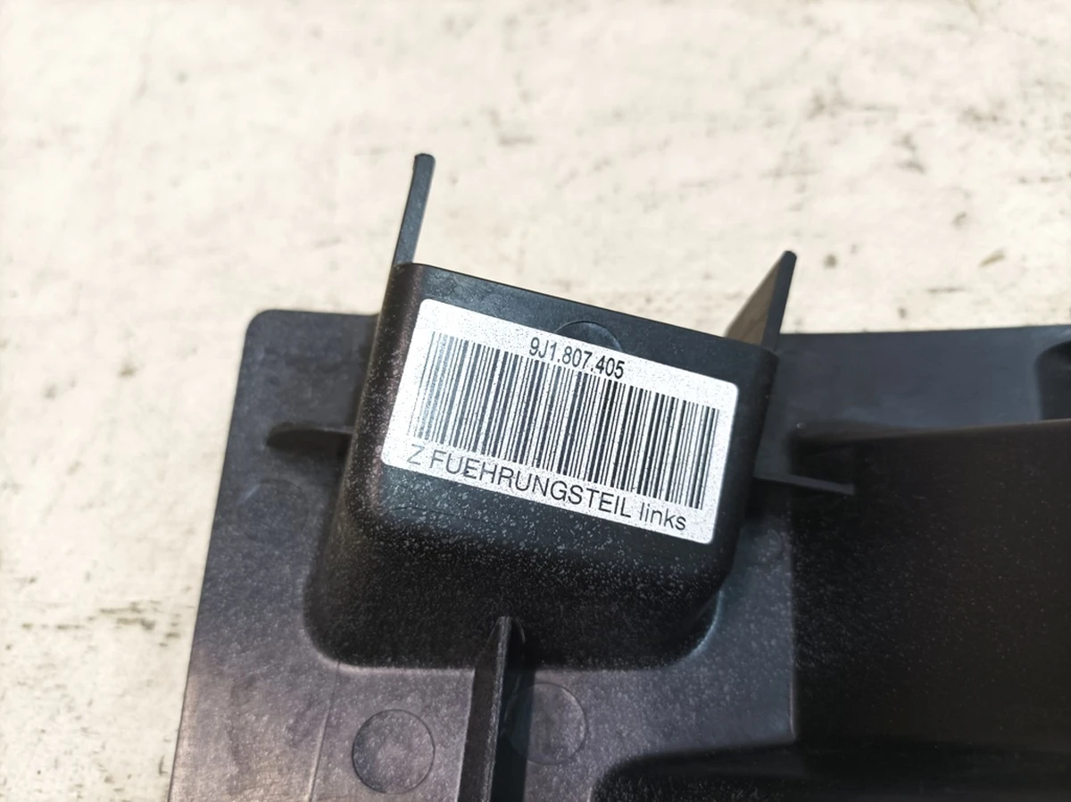 Напрямна бампера заднього ліва Porsche Taycan 9J1807405
