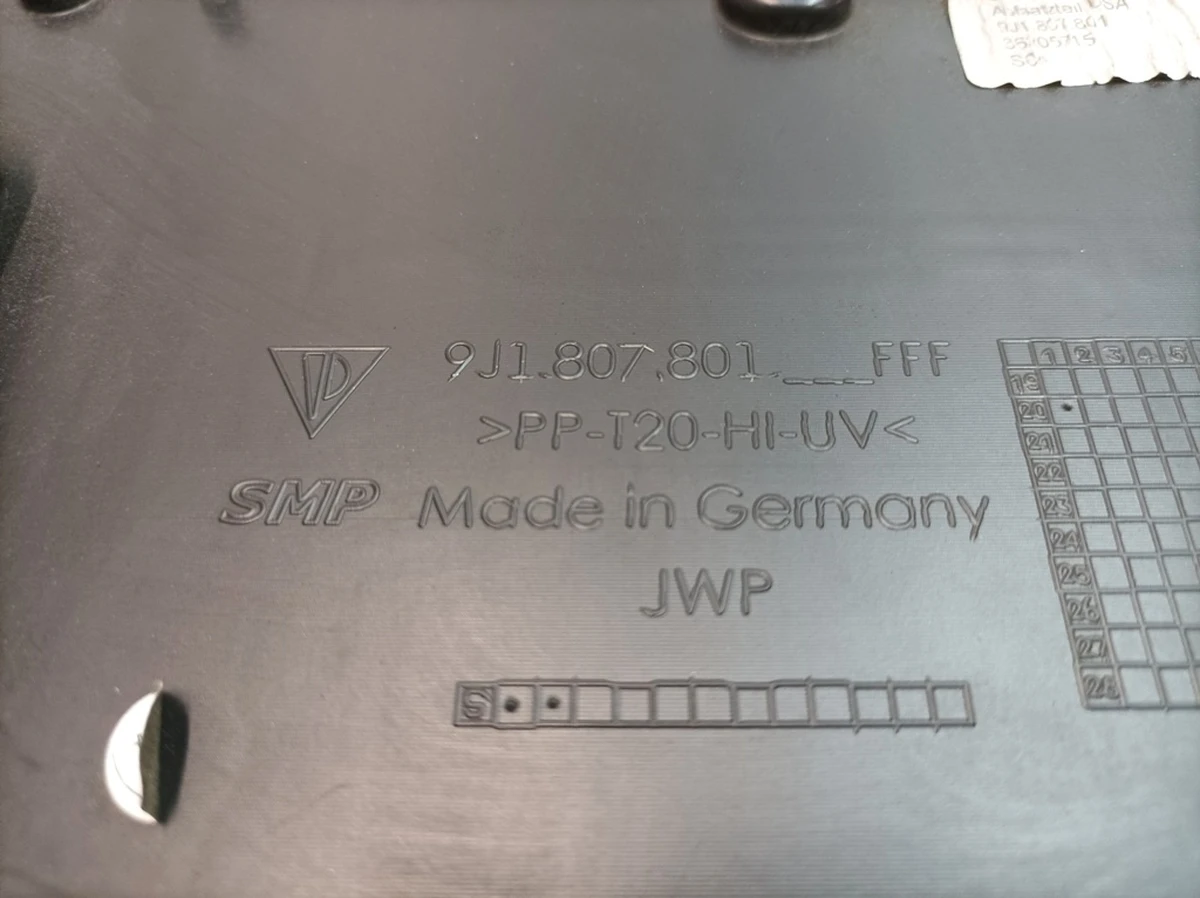 Накладка заднього бампера під номерний знак N/A Porsche Taycan 9J1807801