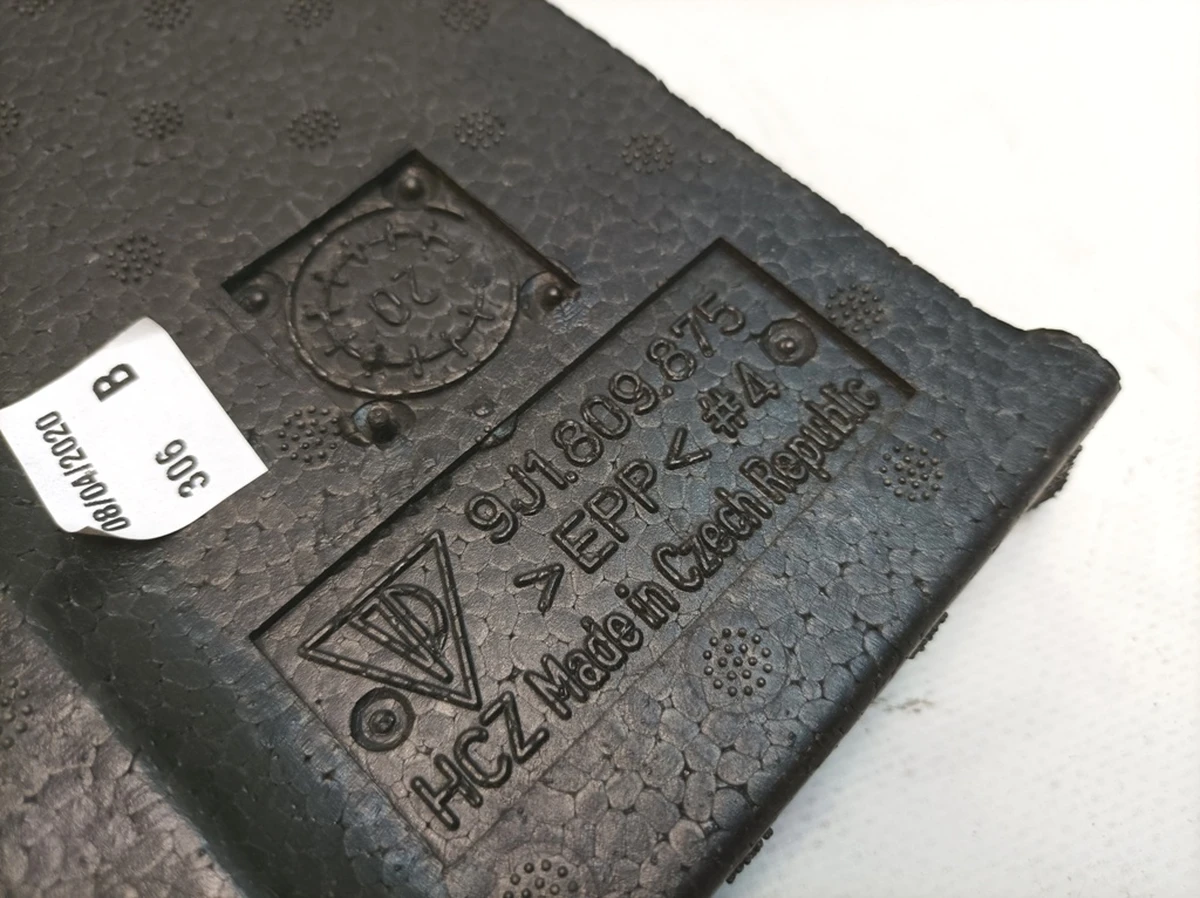 Уплотнитель подрамника заднего левый Porsche Taycan 9J1809875