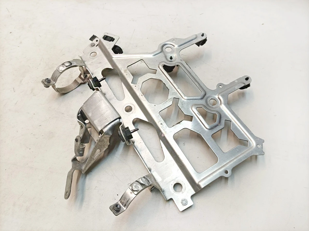 Damaged solenoid valve bracket Porsche Taycan 9J1816087A