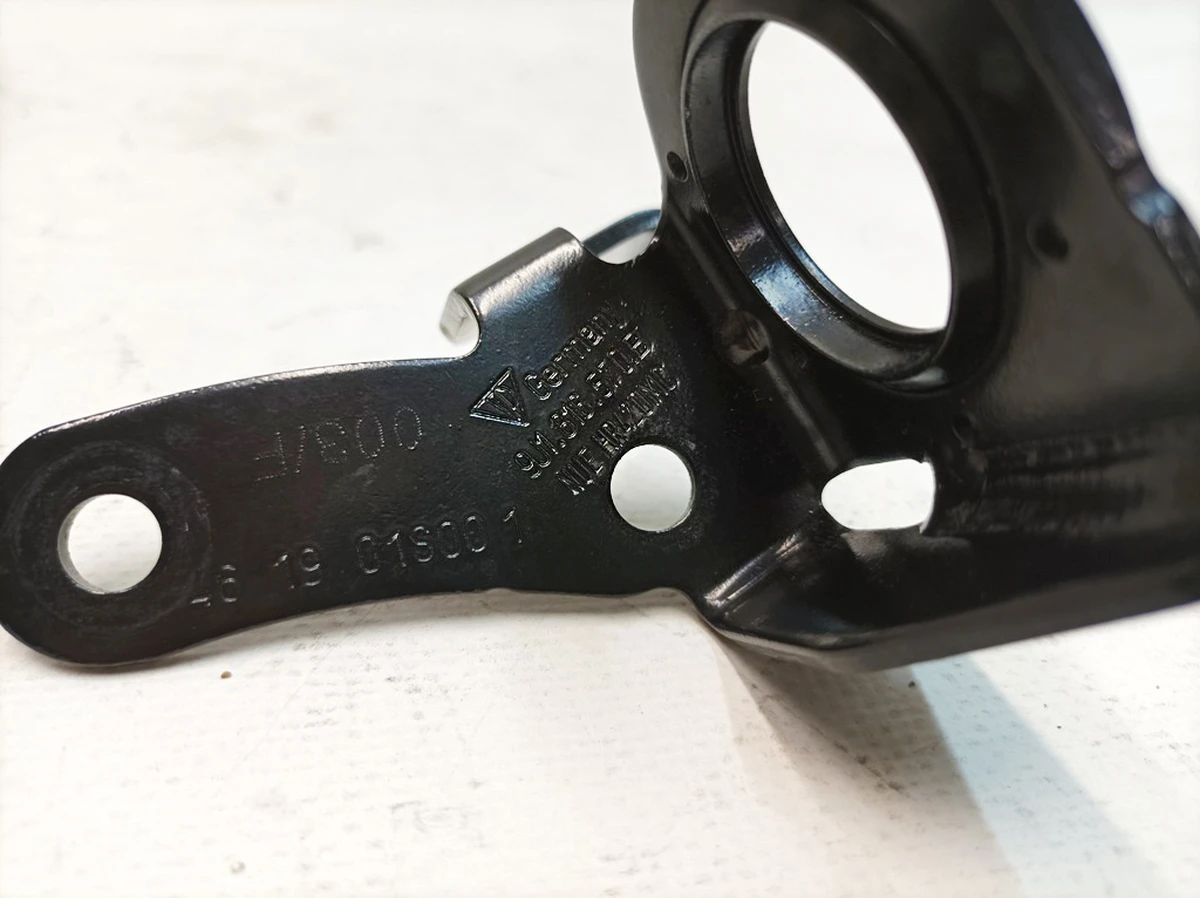 Кронштейн компресора кліматичної установки Porsche Taycan 9J1816570B