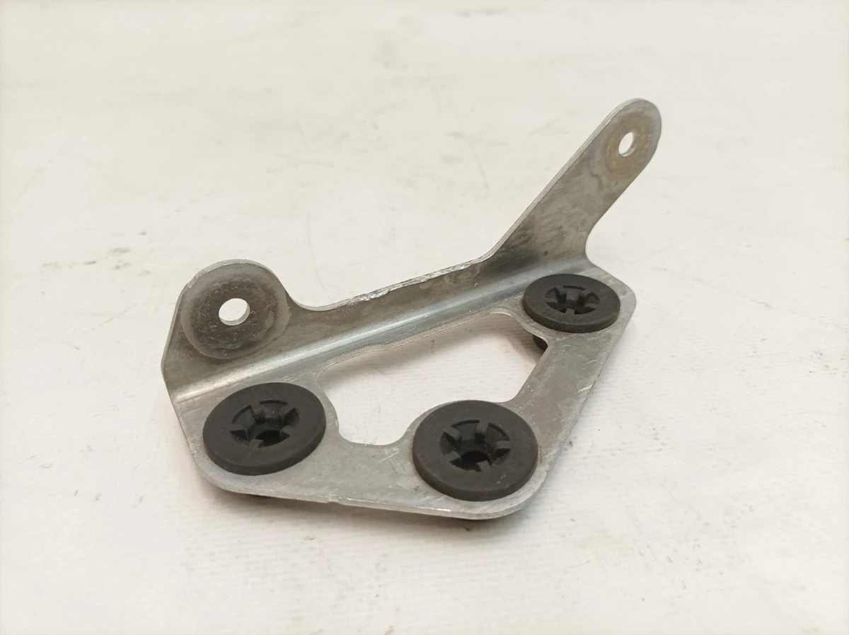 Кронштейн електромагнітного клапана Porsche Taycan 9J1816573