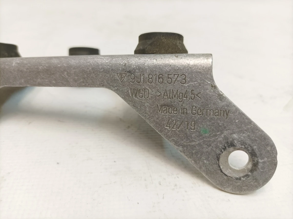 Кронштейн електромагнітного клапана Porsche Taycan 9J1816573