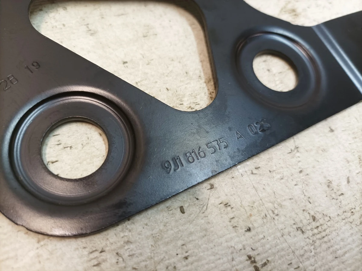 Кронштейн клапанів кліматичної установки Porsche Taycan 9J1816575A