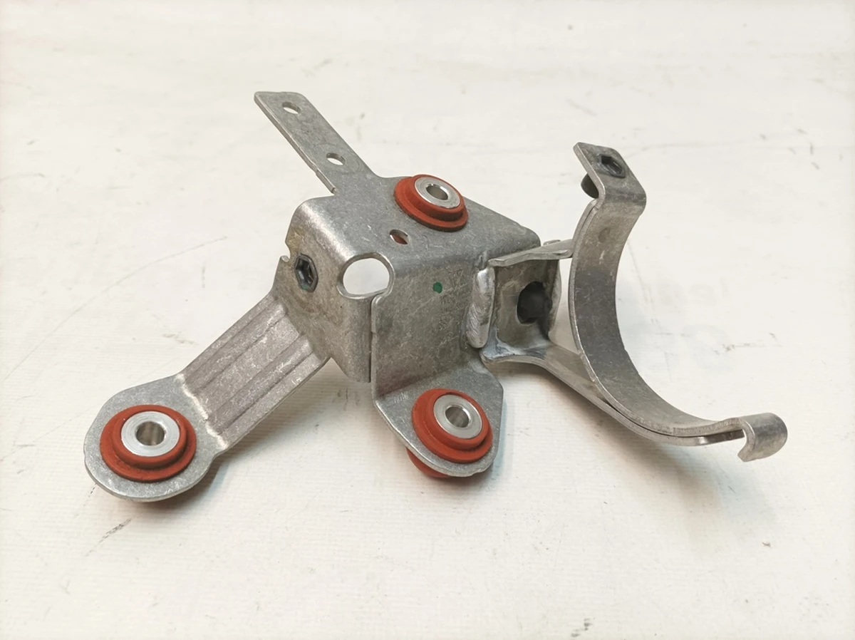 Кронштейн насоса системы охлаждения Porsche Taycan 9J1816770D