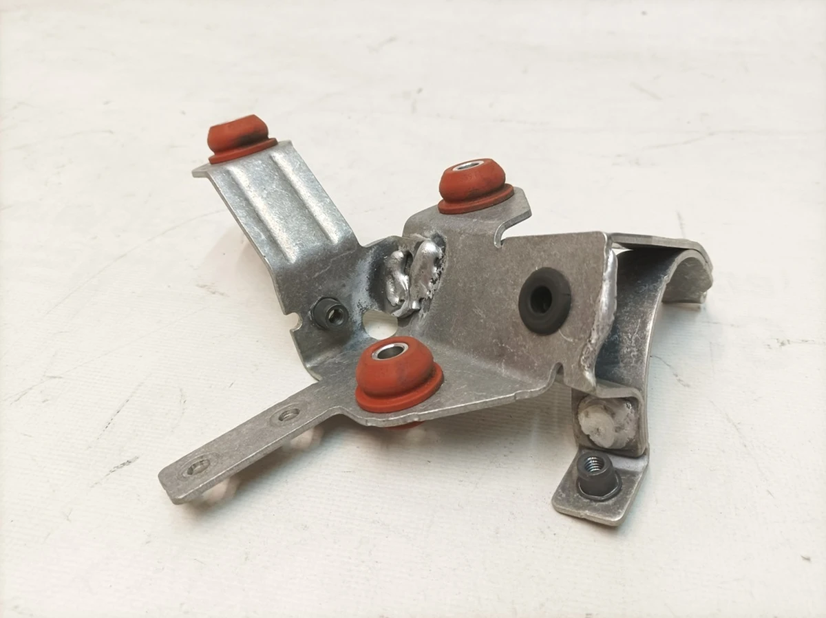 Кронштейн насоса системы охлаждения Porsche Taycan 9J1816770D