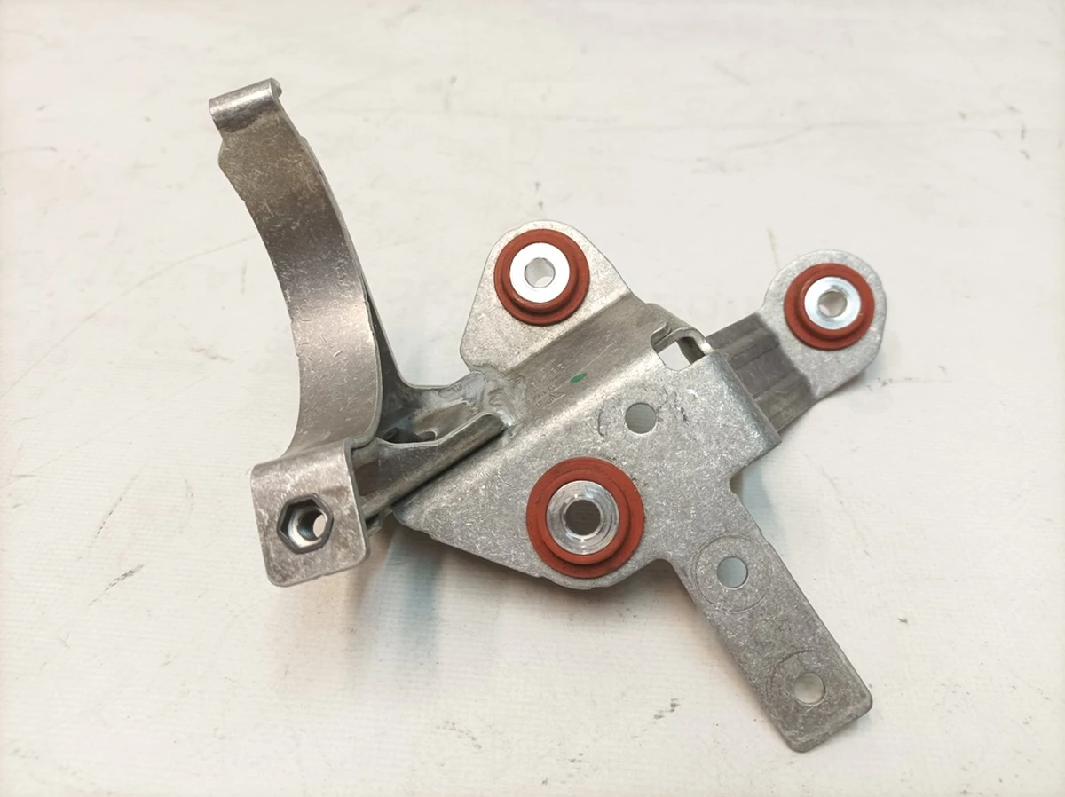 Кронштейн насоса системы охлаждения Porsche Taycan 9J1816770D