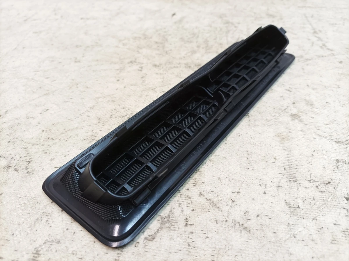 Накладка дефлектора второго ряда сидений левая правая Porsche Taycan 9J1819151