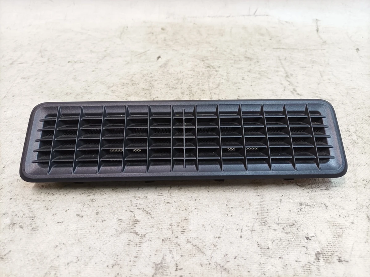 Накладка дефлектора второго ряда сидений левая правая Porsche Taycan 9J1819151