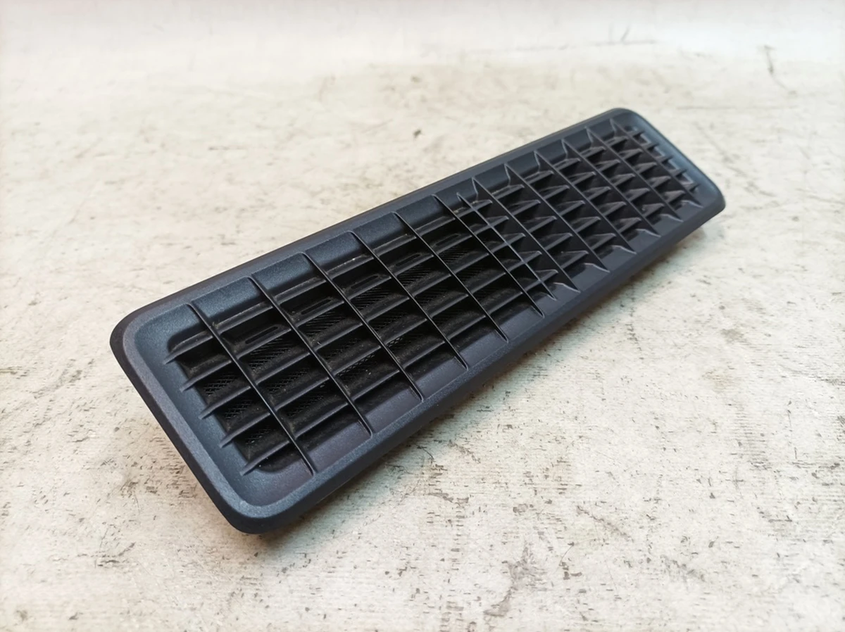 Накладка дефлектора второго ряда сидений левая правая Porsche Taycan 9J1819151