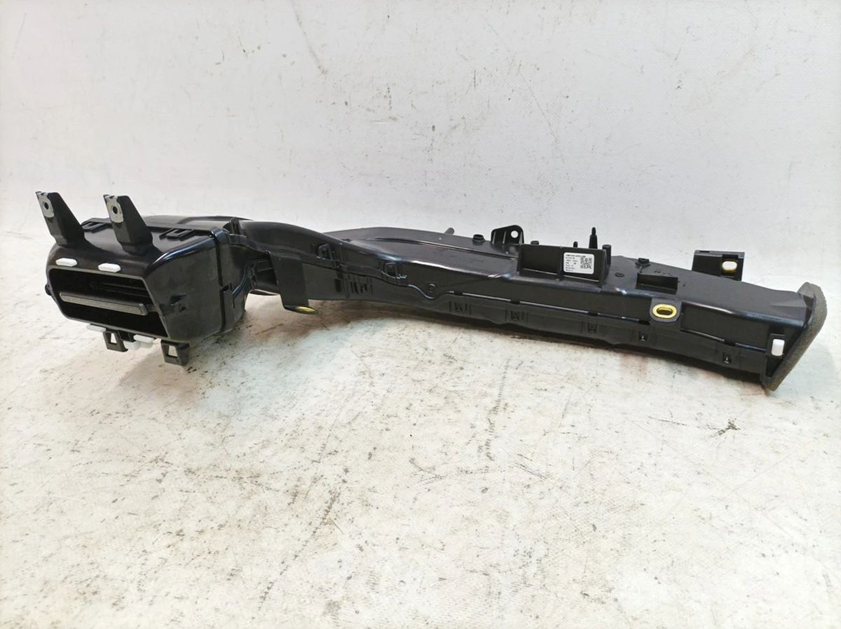 Side air deflector right 5Q0 Porsche Taycan 9J1819702