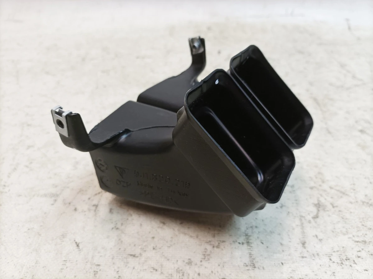 Повітропровід опалення задньої частини салону Porsche Taycan 9J1820219