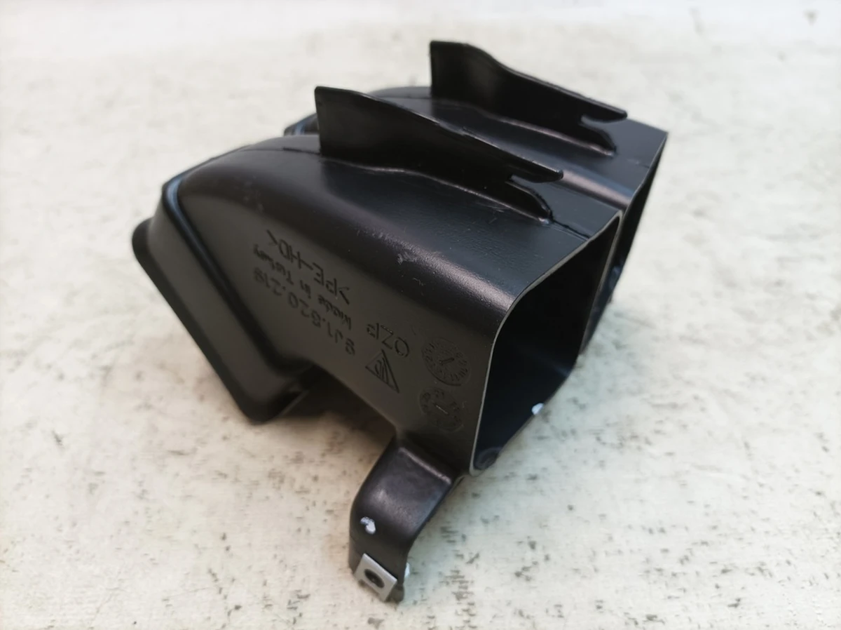 Повітропровід опалення задньої частини салону Porsche Taycan 9J1820219