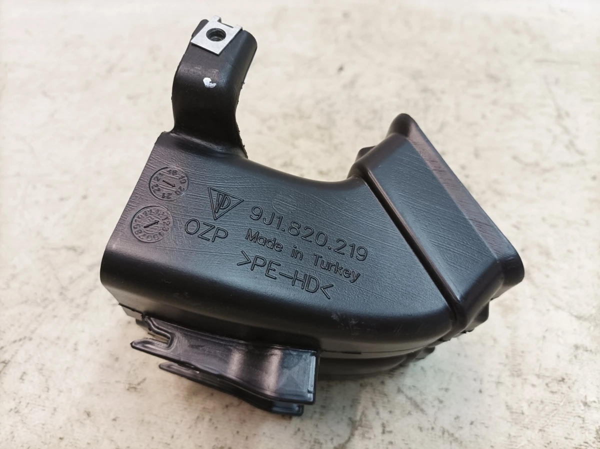 Повітропровід опалення задньої частини салону Porsche Taycan 9J1820219