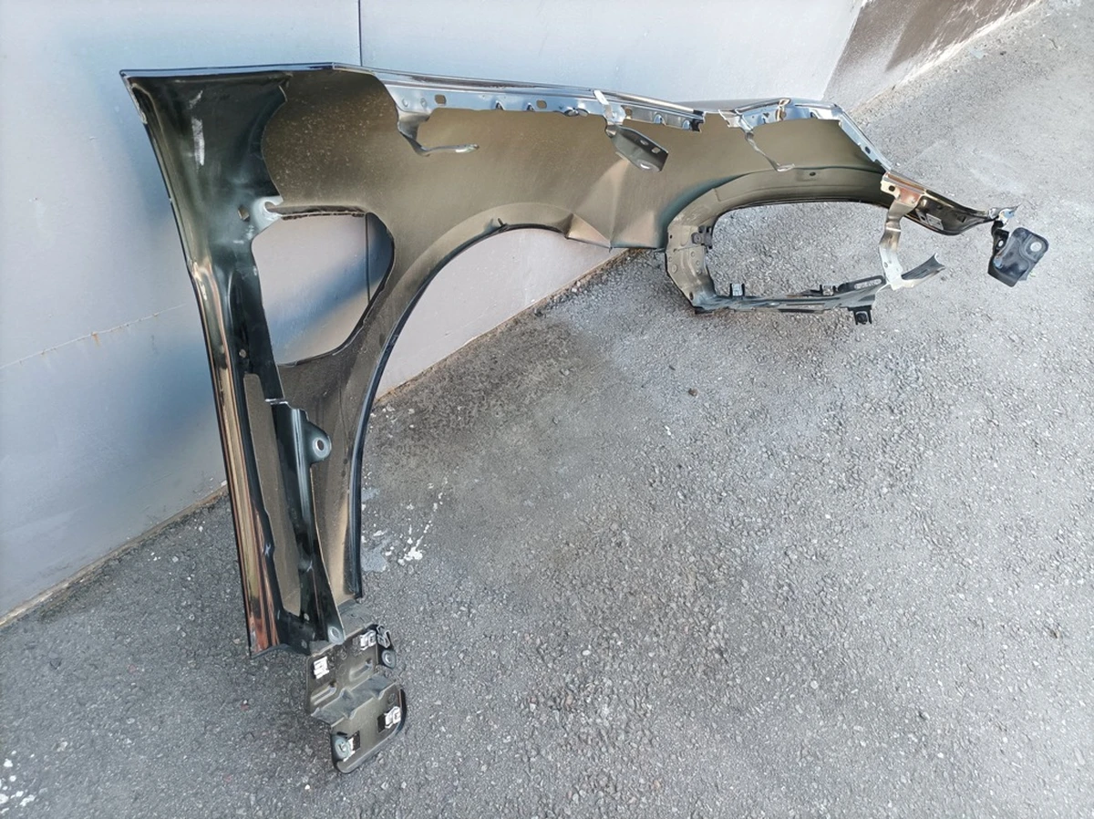 Front left fender with damage Paint code: C9X Porsche Taycan 9J1821101Y