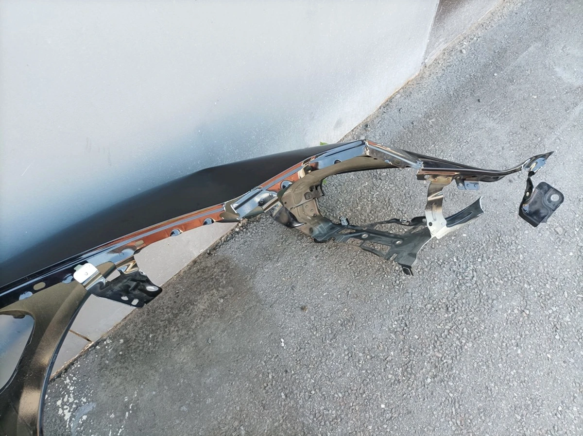 Front left fender with damage Paint code: C9X Porsche Taycan 9J1821101Y